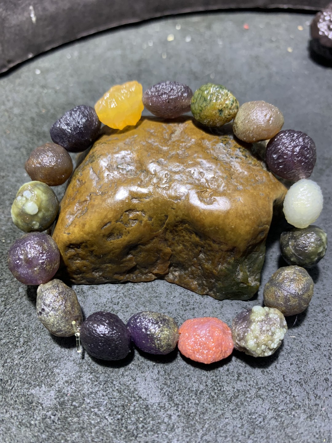 精美阿拉善紫罗兰系多宝筋脉石原石手串一条，