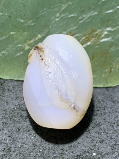 精美亚光高玉化海洋玉髓手工俏色巧雕富贵有鱼随形桶珠一个！ - 精美亚光高玉化海洋玉髓手工俏色巧雕富贵有鱼随形桶珠一个！