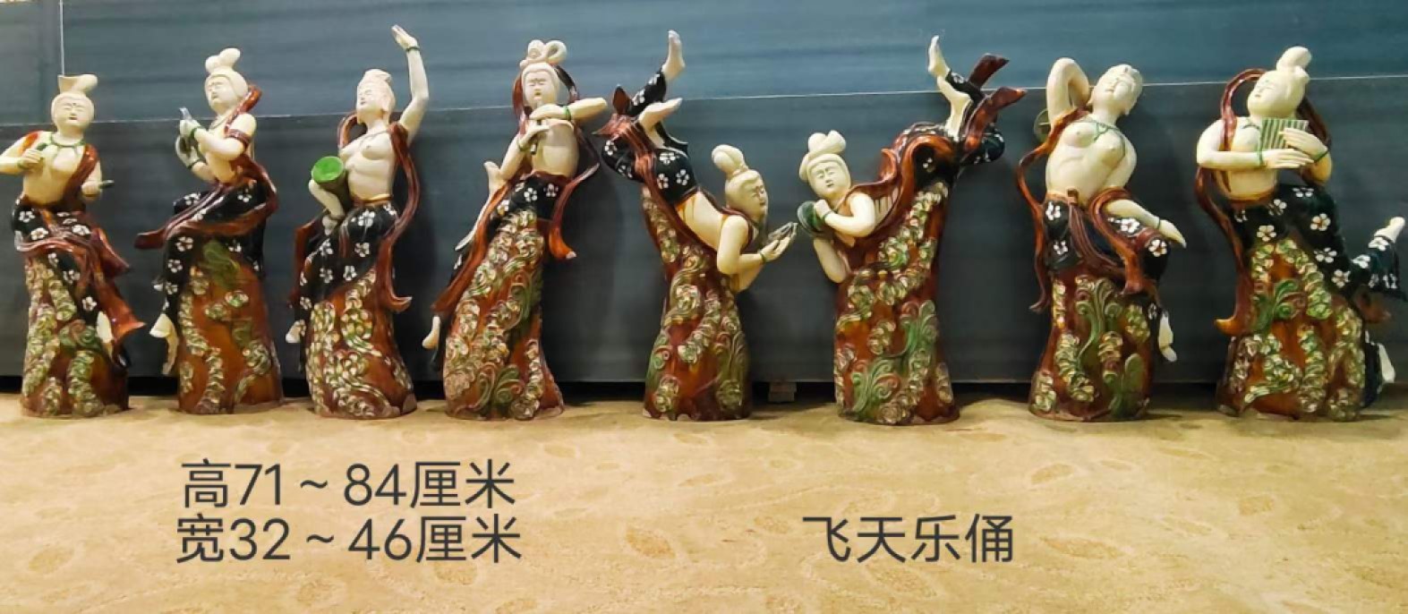 美品.精工细作唐三彩“飞天乐女俑”摆件一套，造型逼真精美，神态各异，老化明显，成色如图