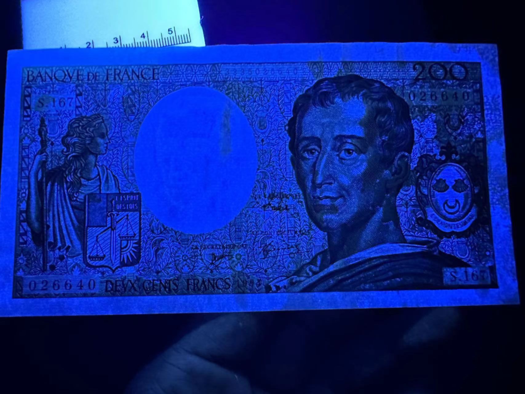 《外钞收藏家》第二百五十三期（德法意专场） 法国1994年200法郎，孟德斯鸠 近全新 无折 大面积潮