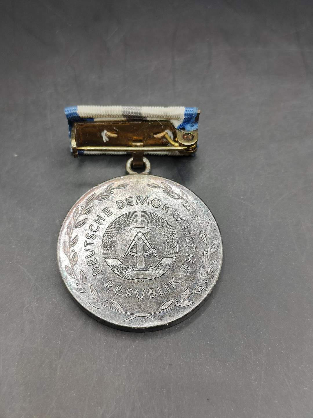 全场0元起拍 第41期 咸鱼国勋章拍卖专场 3月26日（周日）下午6：00开始 东德杰出医疗服务奖章