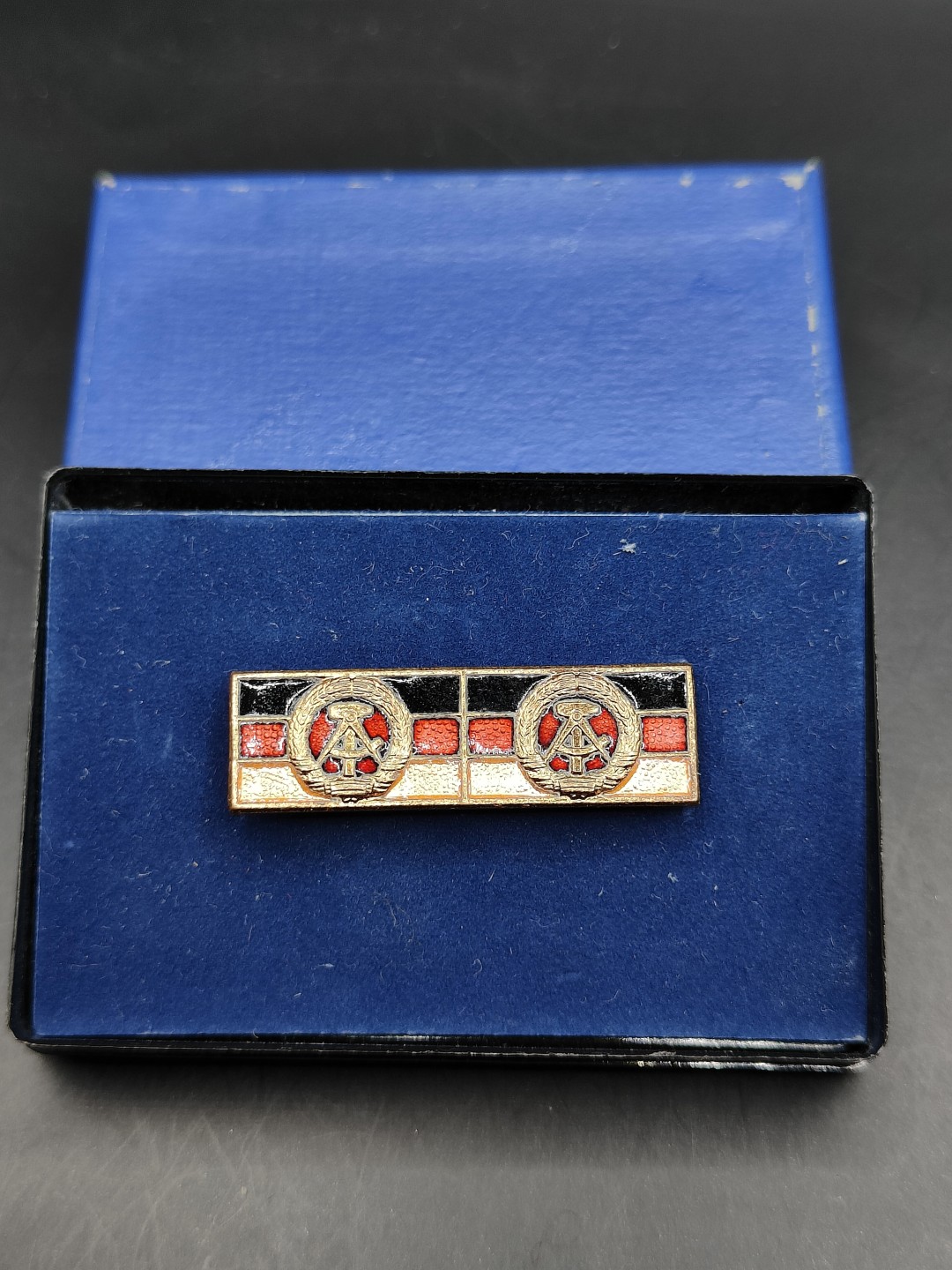 全场0元起拍 第41期 咸鱼国勋章拍卖专场 3月26日（周日）下午6：00开始 东德集体劳动积极称号奖章两次获得 早期珐琅版