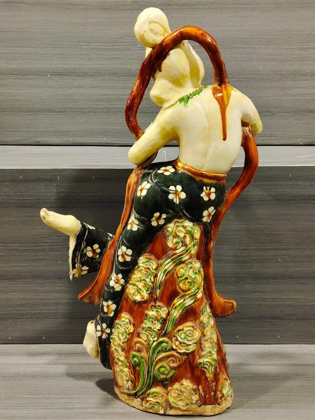 美品.精工细作唐三彩“飞天乐女俑”摆件一套，造型逼真精美，神态各异，老化明显，成色如图