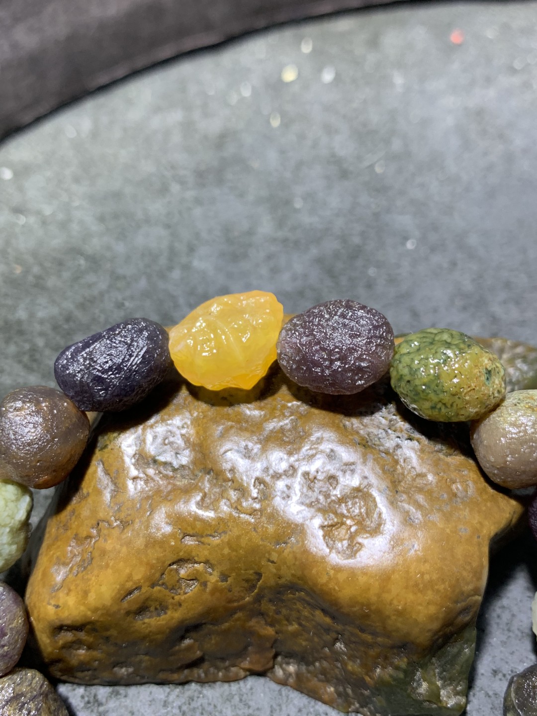 精美阿拉善紫罗兰系多宝筋脉石原石手串一条，