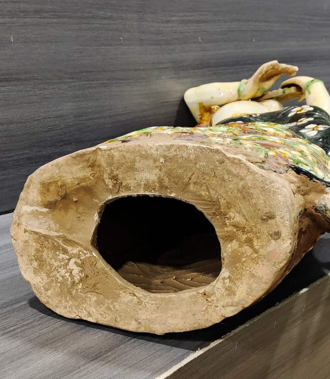 美品.精工细作唐三彩“飞天乐女俑”摆件一套，造型逼真精美，神态各异，老化明显，成色如图