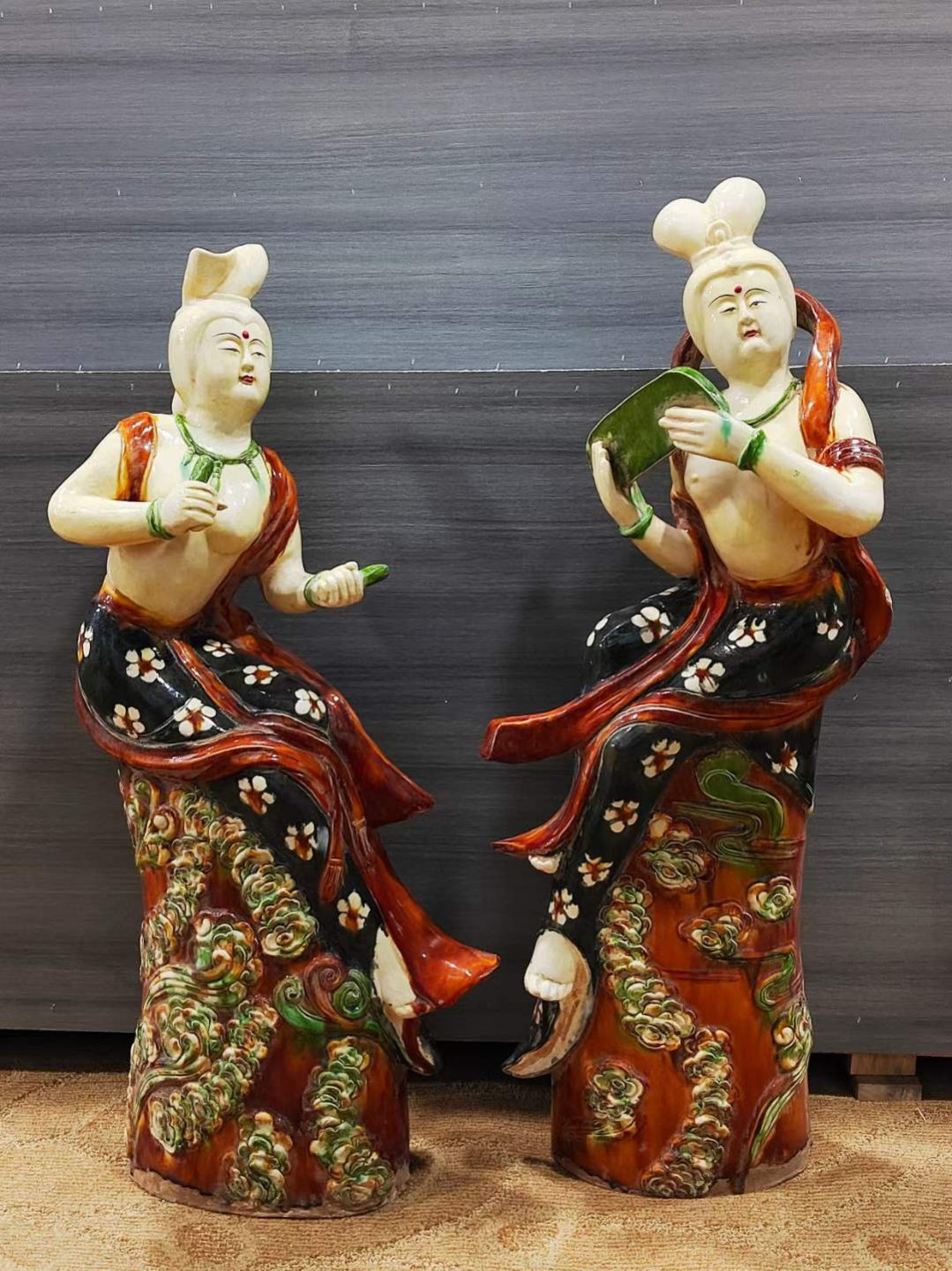 美品.精工细作唐三彩“飞天乐女俑”摆件一套，造型逼真精美，神态各异，老化明显，成色如图