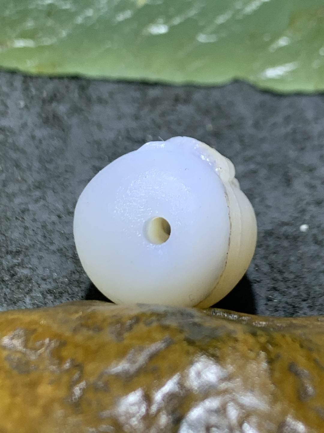 精美亚光高玉化海洋玉髓手工俏色巧雕富贵有鱼随形桶珠一个！