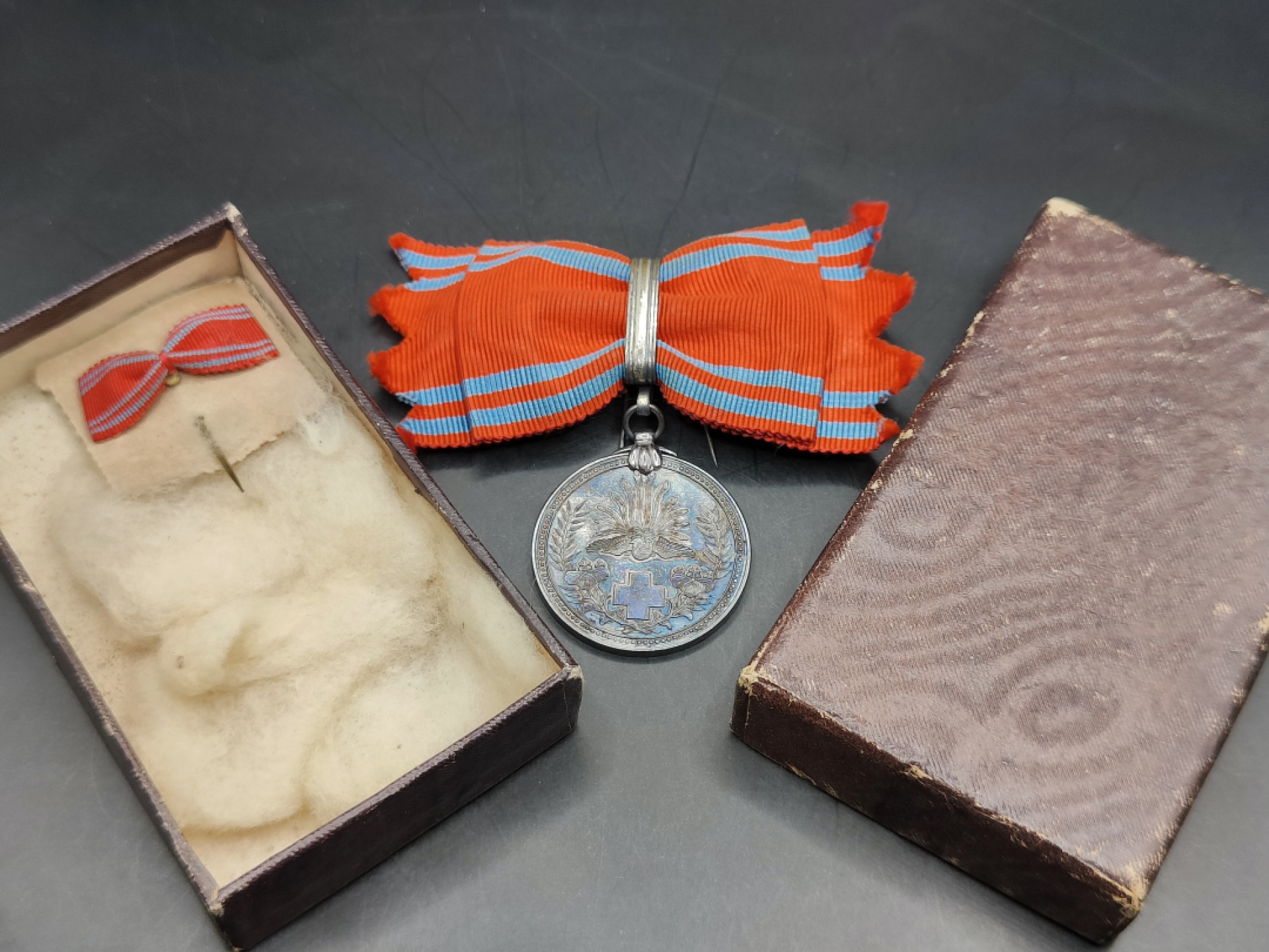 全场0元起拍 第41期 咸鱼国勋章拍卖专场 3月26日（周日）下午6：00开始 日本明治33年女版赤十字社员章 银制带盒略