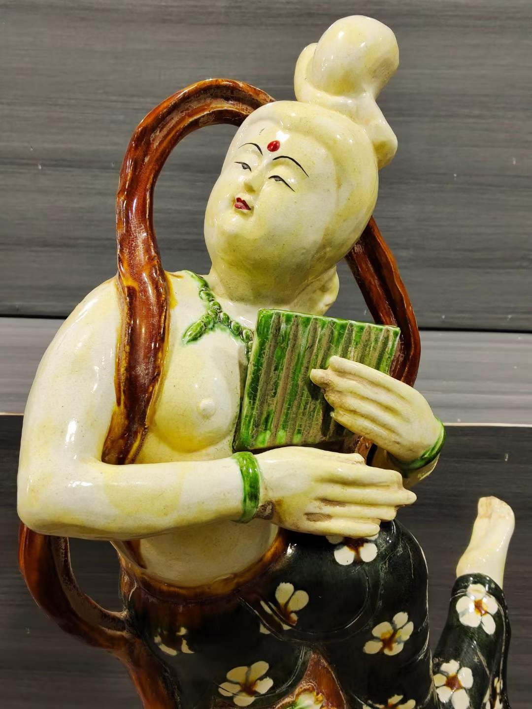 美品.精工细作唐三彩“飞天乐女俑”摆件一套，造型逼真精美，神态各异，老化明显，成色如图