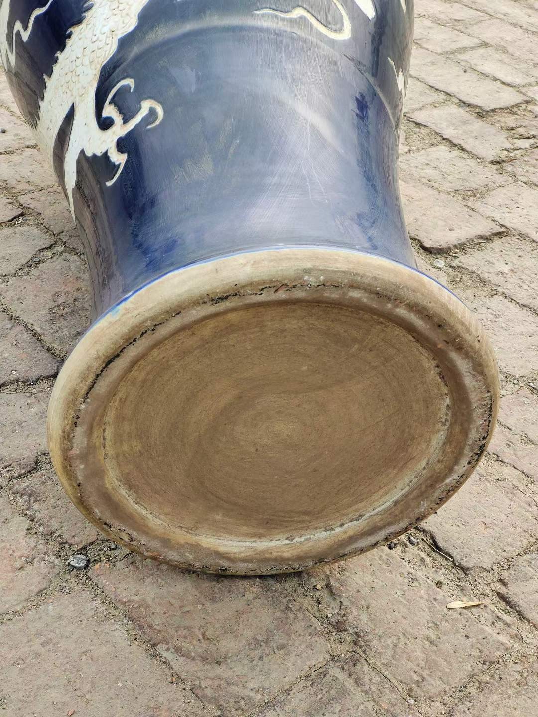 美品·款识“大元国至正八年制”霁蓝釉刻瓷白龙纹盖罐。 美品·款识“大元国至正八年制”霁蓝釉刻瓷白龙纹盖罐。