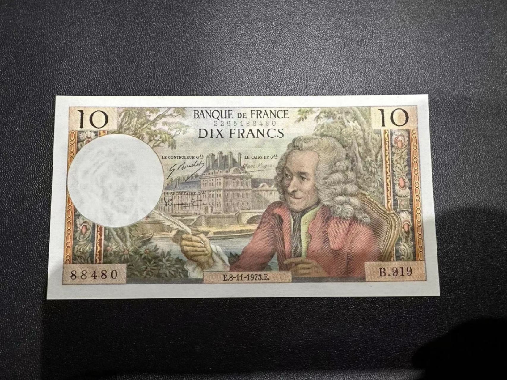 《外钞收藏家》第二百五十三期（德法意专场） 法国1973年10法郎，伏尔泰 全新 有一个癍