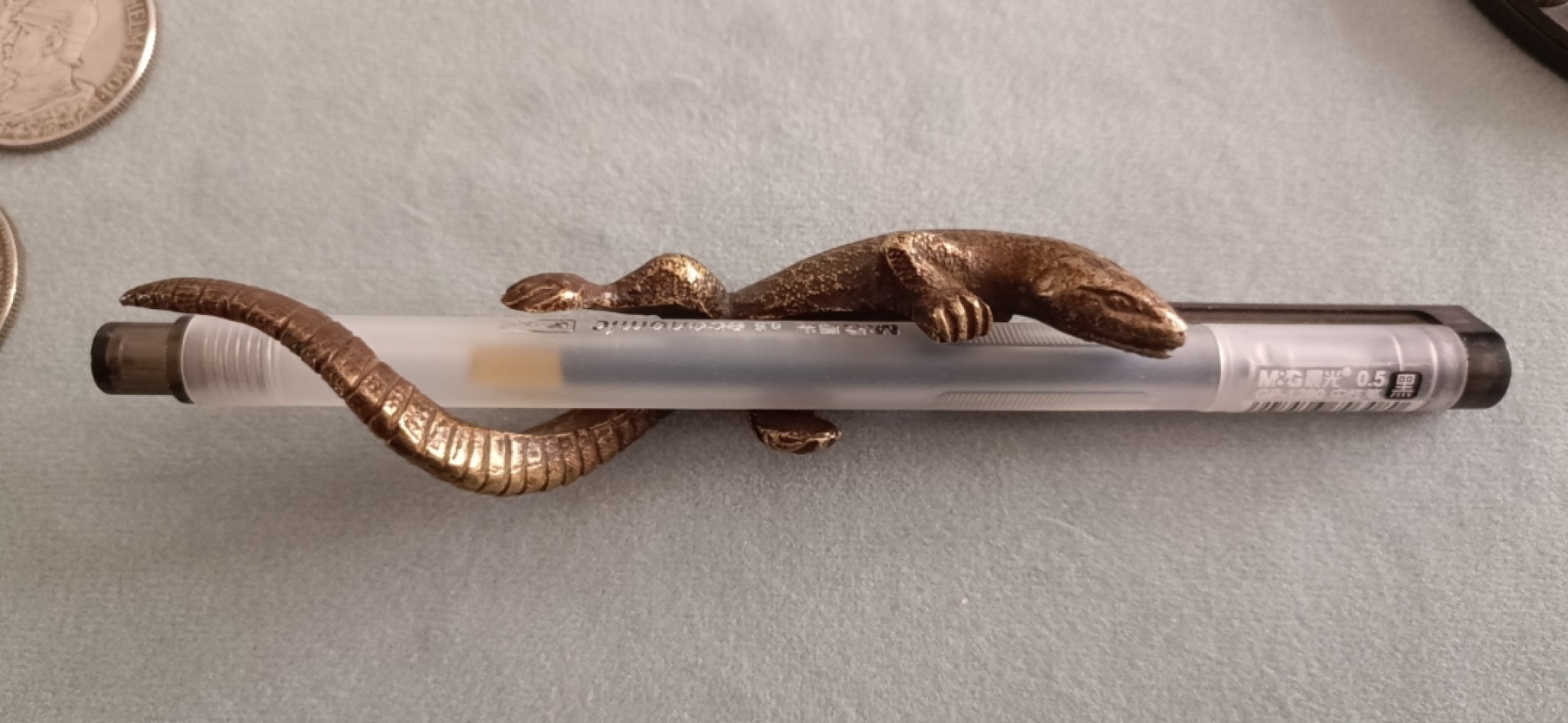 德国马克欧洲章牌摆件第十期 欧洲铜摆件，蜥蜴笔架，长10cm，51g