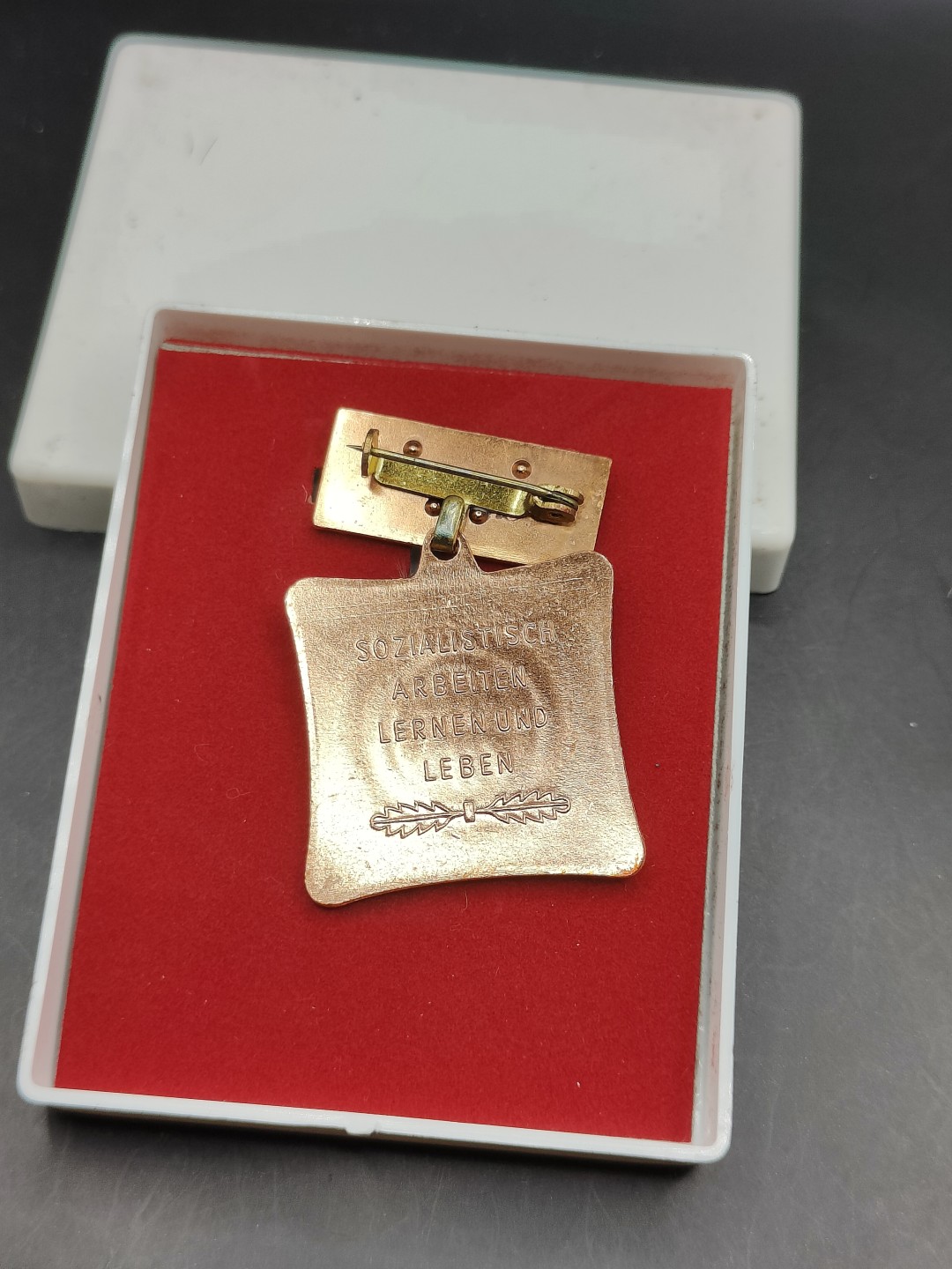 全场0元起拍 第41期 咸鱼国勋章拍卖专场 3月26日（周日）下午6：00开始 东德集体劳动积极称号奖章