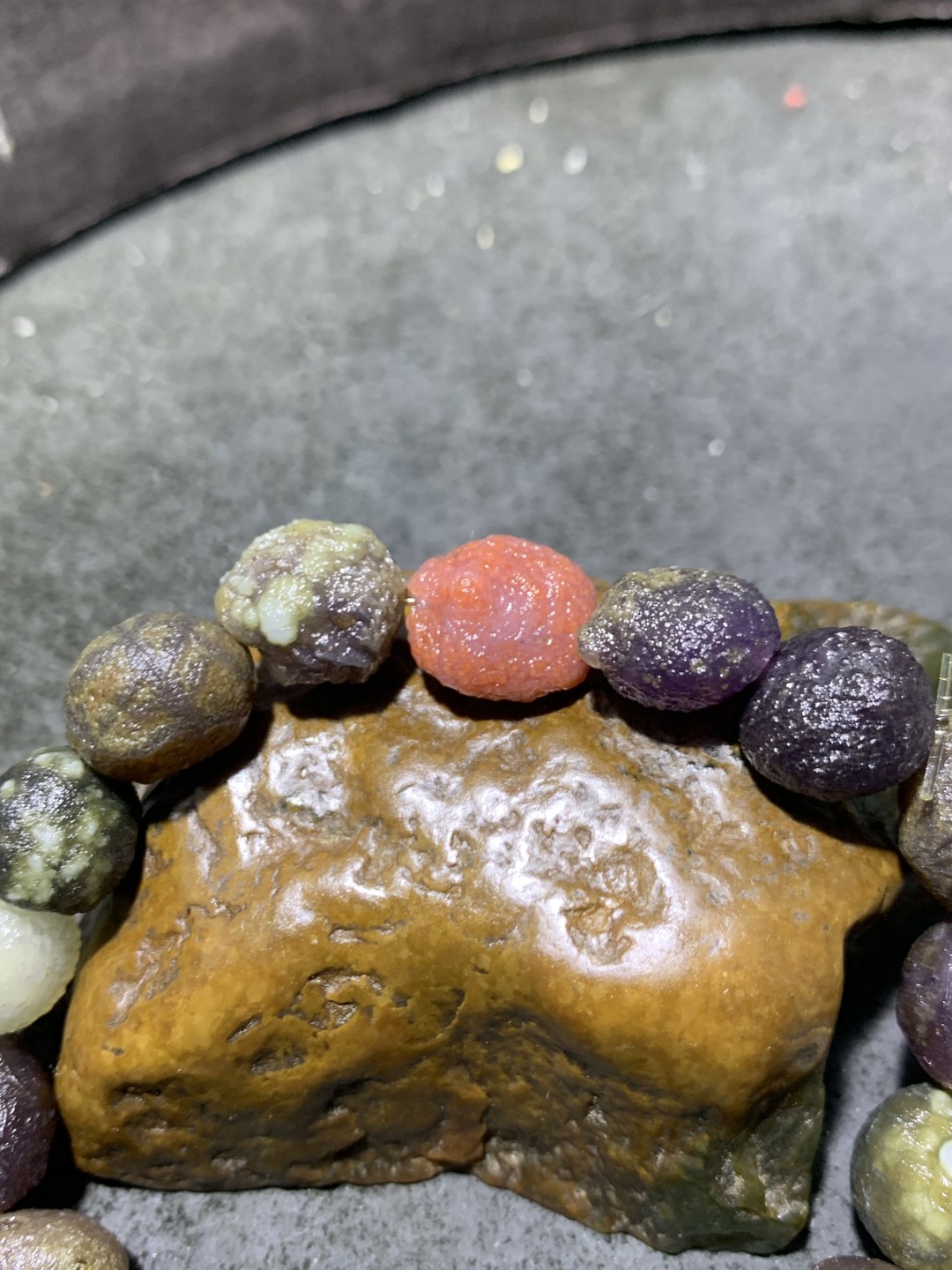 精美阿拉善紫罗兰系多宝筋脉石原石手串一条，