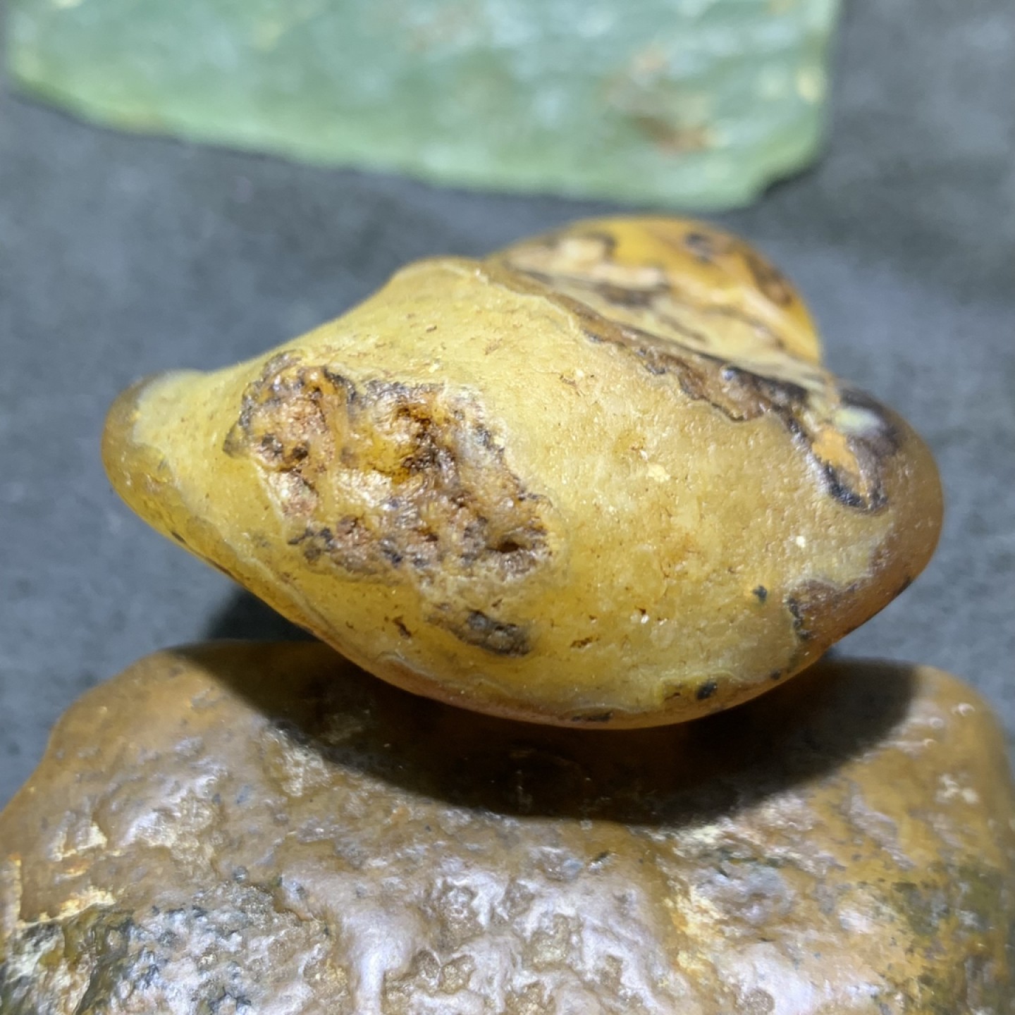精美天然马达加斯加玛瑙原石把件，摆件一个，