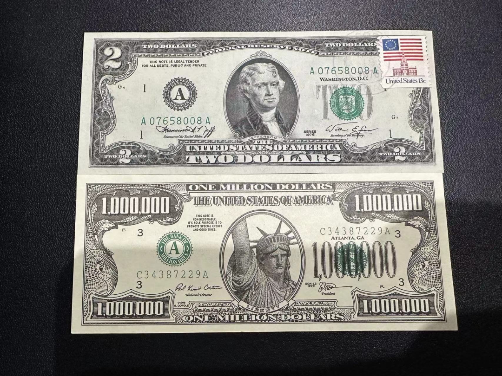 《外钞收藏家》第二百五十三期（德法意专场） 美国1976年绿色库印贴邮2美元、自由女神百万美元 全新