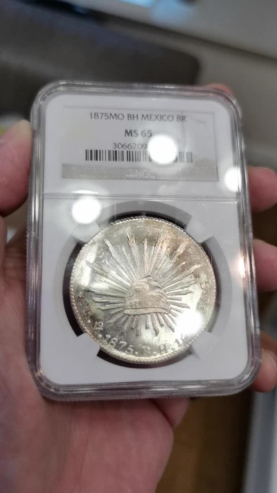 博洋堂“臻选之作”世界钱币精品专场暨第020期（全场包邮） NGC MS65 墨西哥1875年MO BH版花边鹰洋 初铸深打 羽毛栩栩如生 蛇、仙人掌、花枝立体感十足 NGC唯一冠军分