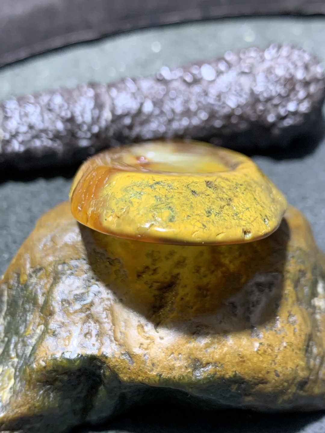 放福利！天然马达加斯加黄皮冰飘心原皮玛瑙雕刻亭台楼阁牌子一块