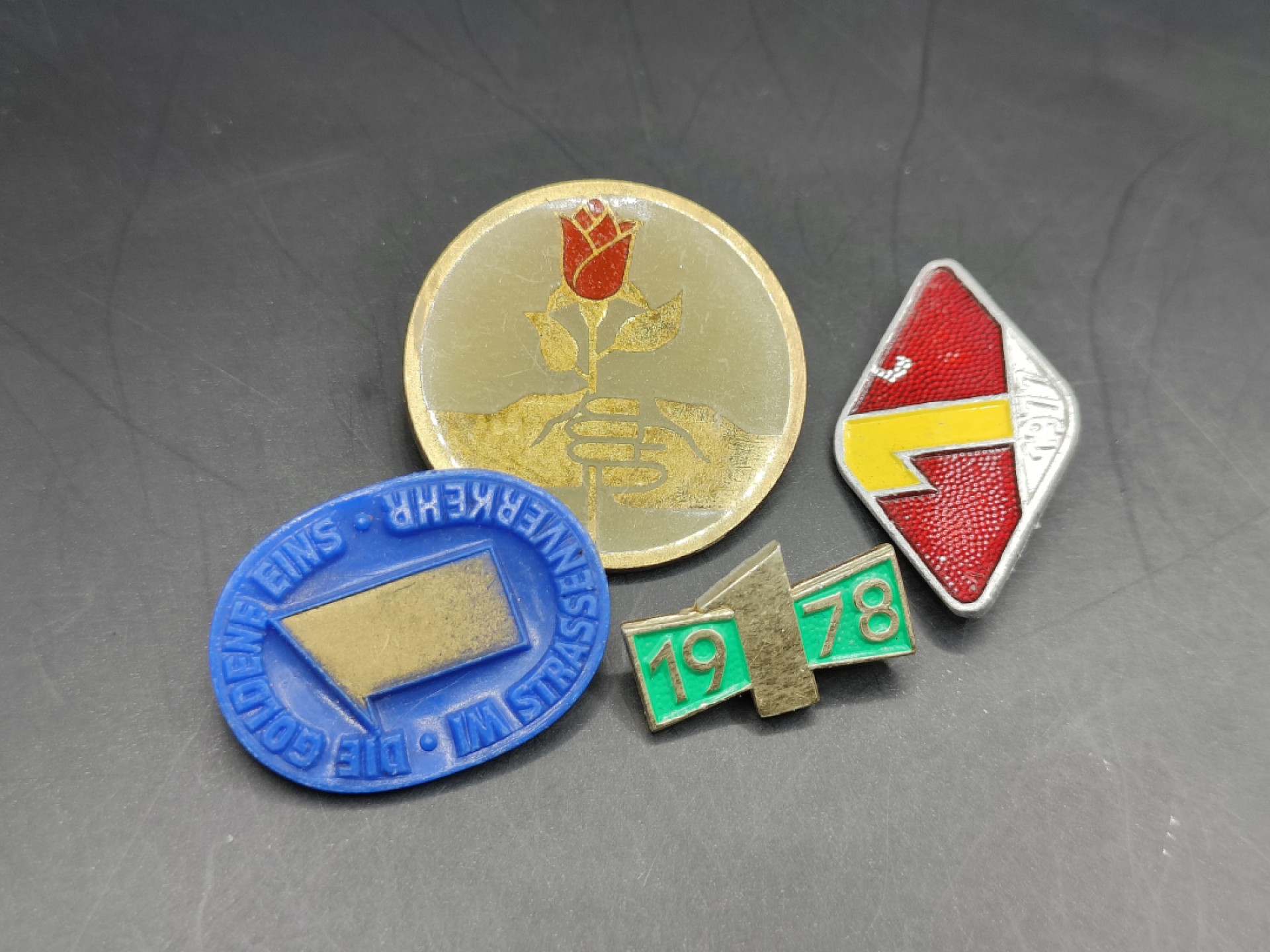 全场0元起拍 第41期 咸鱼国勋章拍卖专场 3月26日（周日）下午6：00开始 东德徽章一组