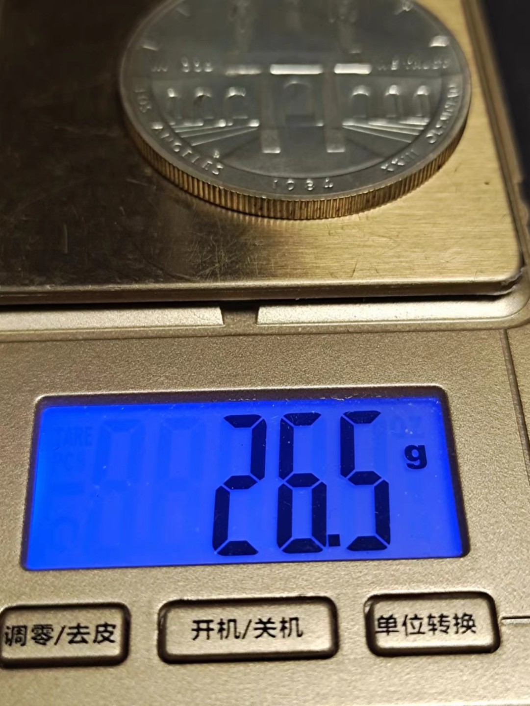 【8个洞收藏】第5场★0押0起一件包邮★银币专场（持续更新····） 7天连拍 作品作者 鹰酱的世界怎能有故乡，只有他乡和远方！ID说明：美国，1984年 1美元银币，26.5克，背铭 上帝与我们同在，状态满分，细节99分，还有一分 上帝怕鹰酱太自满。