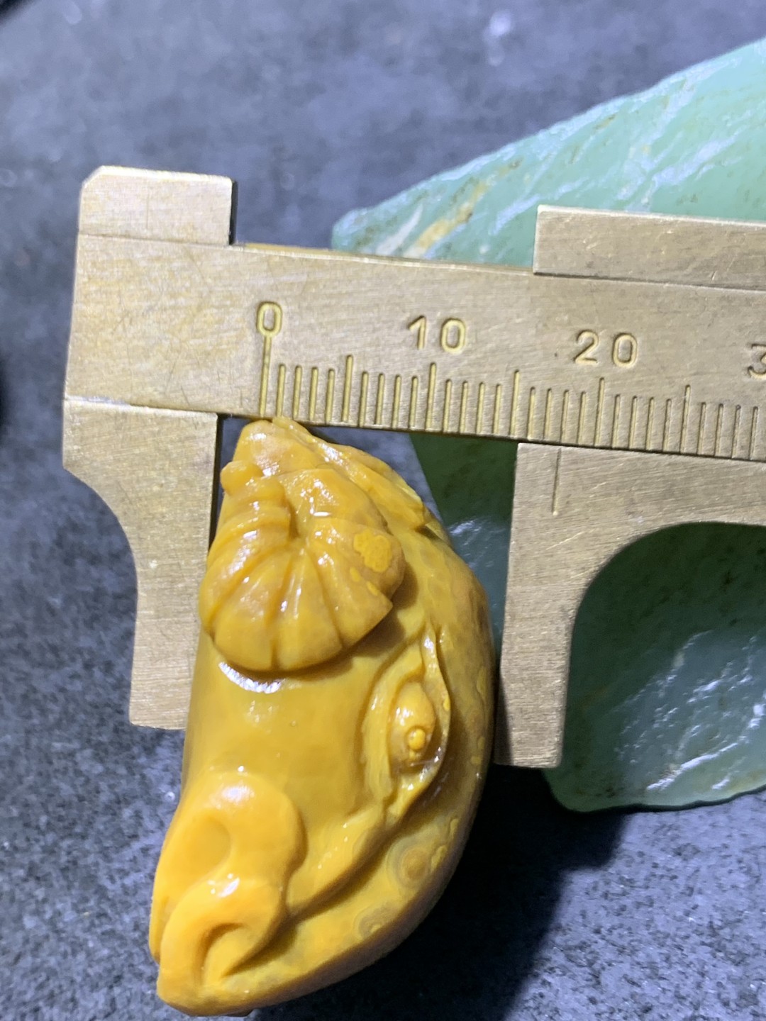 精美亚光黄料战国红玛瑙手工雕刻羊头吊坠一个，