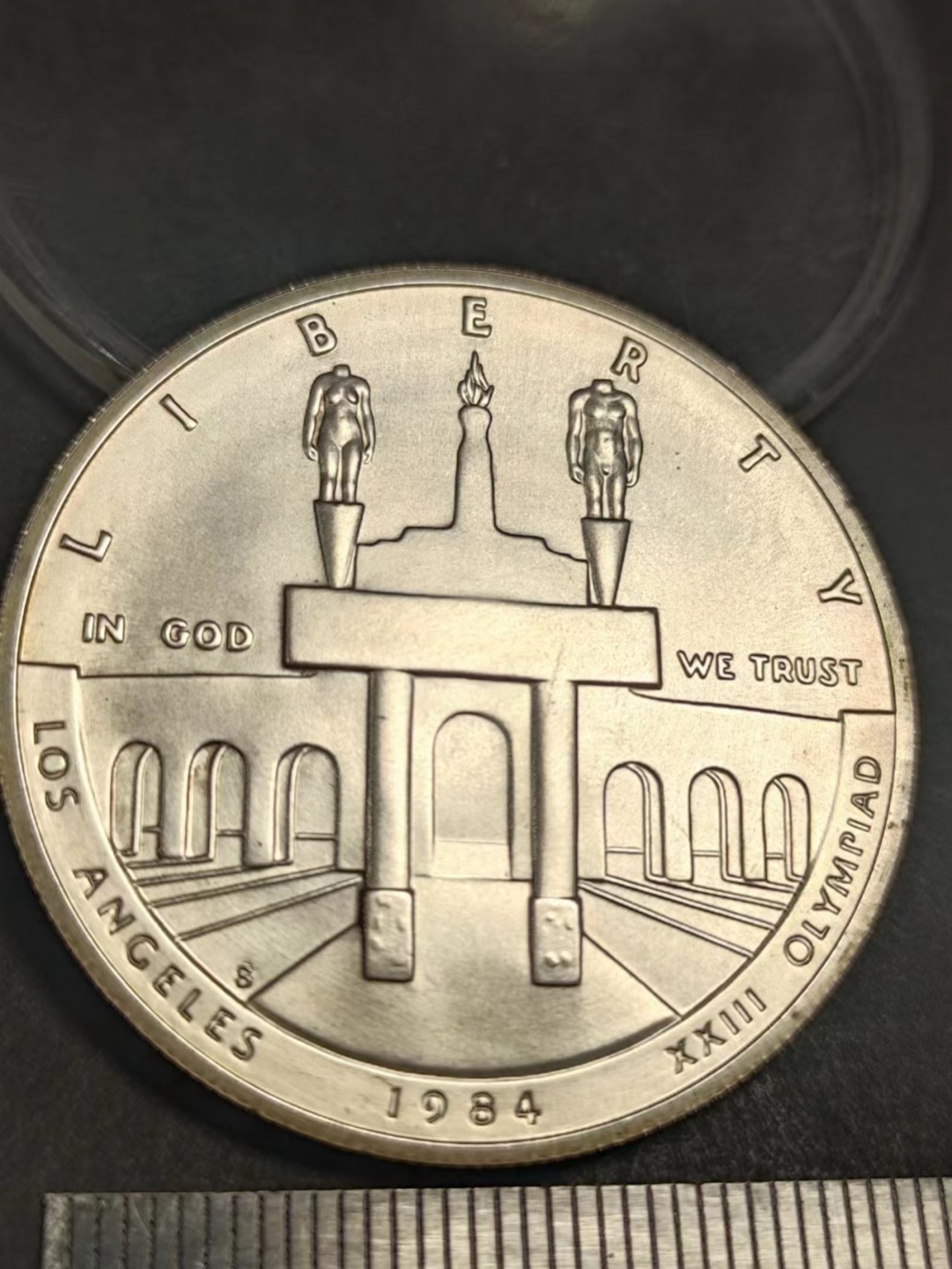 【8个洞收藏】第5场★0押0起一件包邮★银币专场（持续更新····） 7天连拍 作品作者 鹰酱的世界怎能有故乡，只有他乡和远方！ID说明：美国，1984年 1美元银币，26.5克，背铭 上帝与我们同在，状态满分，细节99分，还有一分 上帝怕鹰酱太自满。