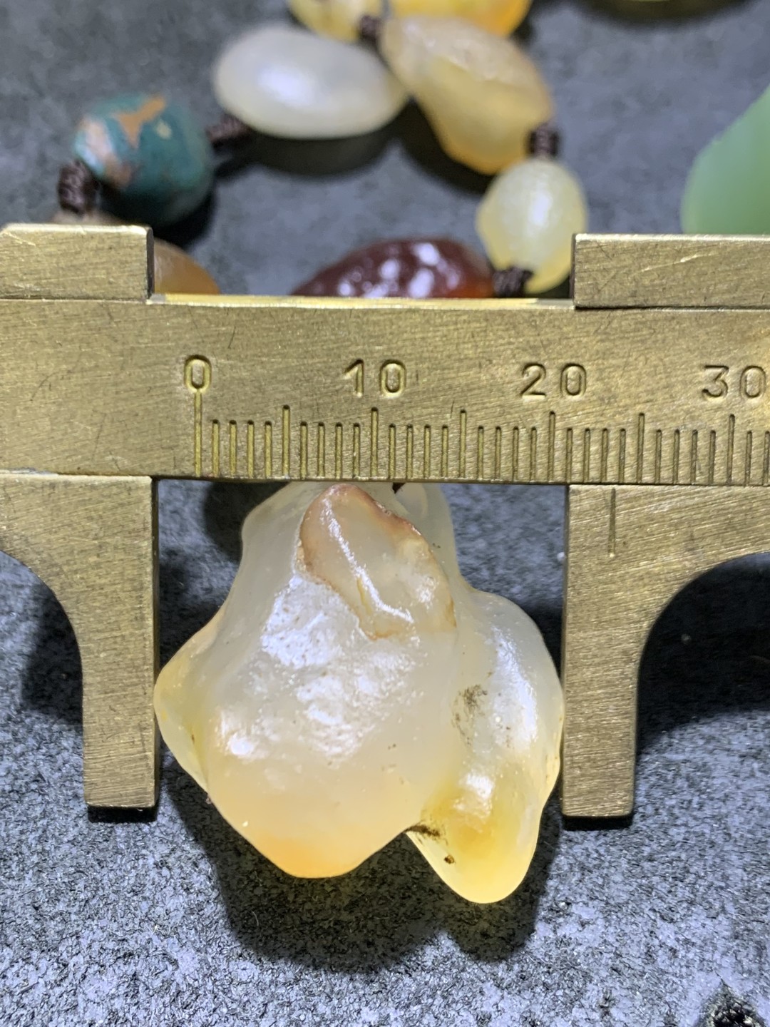 精美天然阿拉善彩珠玛瑙项链一条，