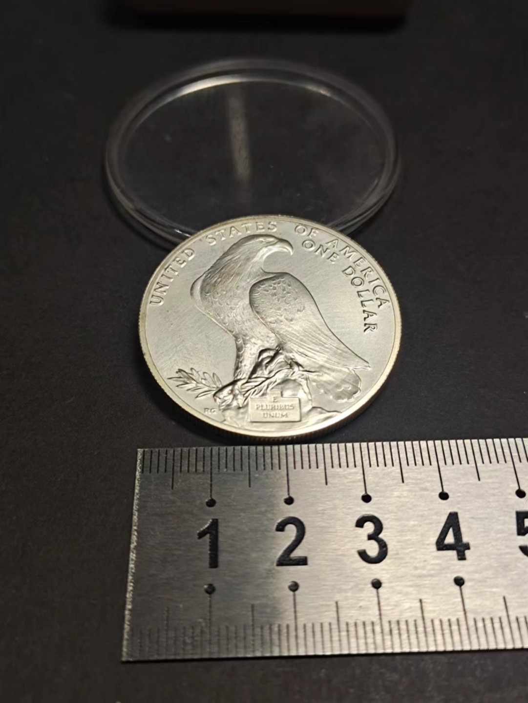 【8个洞收藏】第5场★0押0起一件包邮★银币专场（持续更新····） 7天连拍 作品作者 鹰酱的世界怎能有故乡，只有他乡和远方！ID说明：美国，1984年 1美元银币，26.5克，背铭 上帝与我们同在，状态满分，细节99分，还有一分 上帝怕鹰酱太自满。