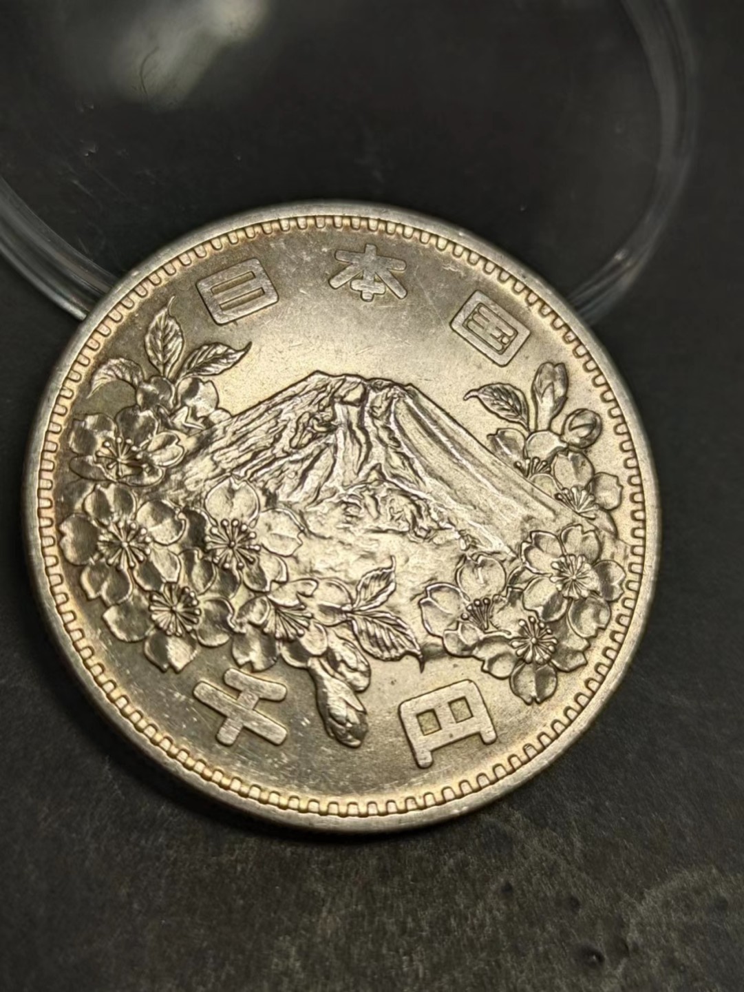 【8个洞收藏】第5场★0押0起一件包邮★银币专场（持续更新····） 7天连拍 霓虹国经典作品 作者 对于打工人而言，回不去的不是故乡，而是那个似曾相识曾经年少的我们！产地：日本，面值1000日元，重量20克，状态unc，年份1964年 细节满满，经典耐看。