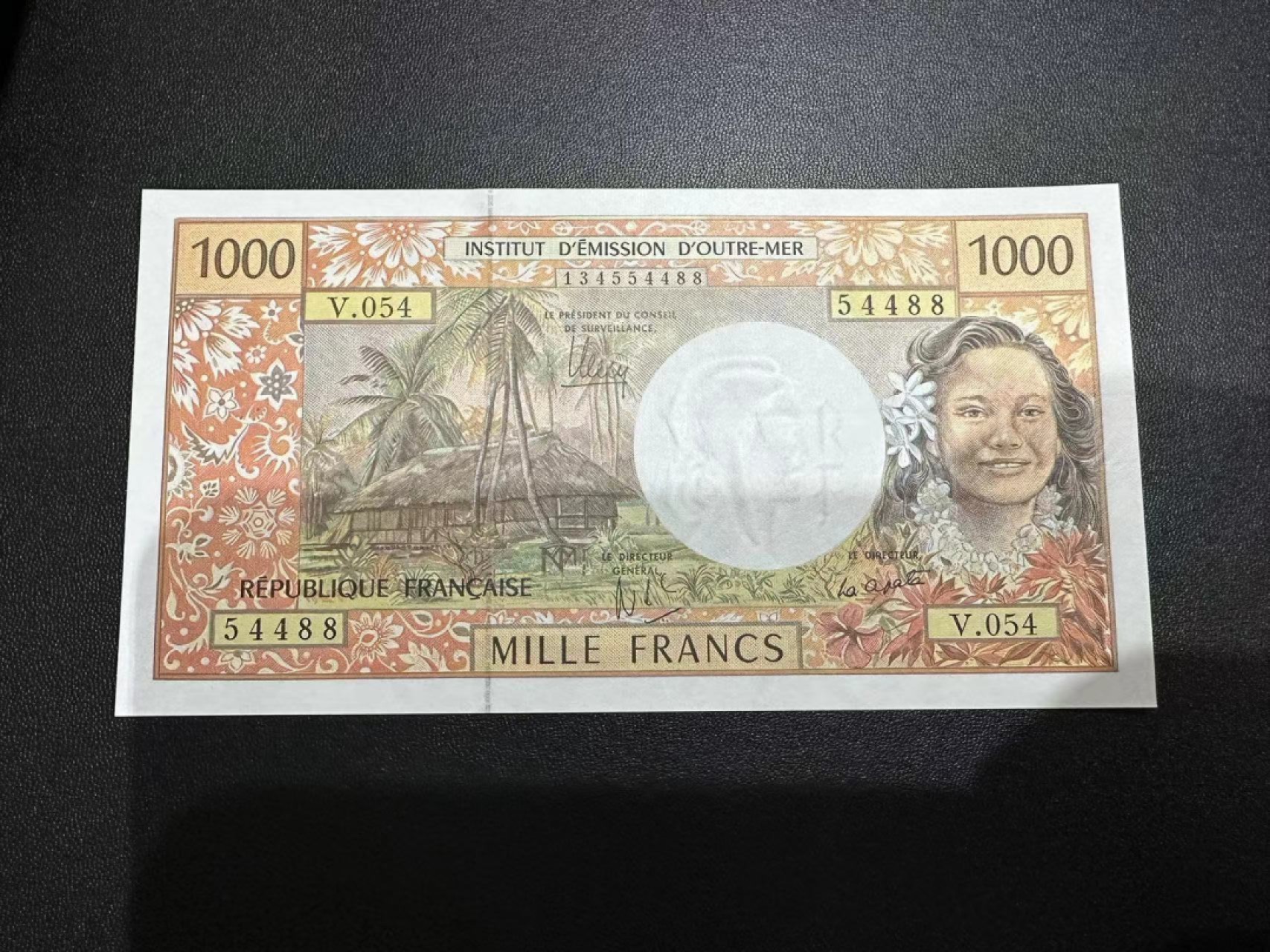 《外钞收藏家》第二百五十五期（连拍第三场） 大溪地1985年1000法郎 双面雕刻 全新UNC