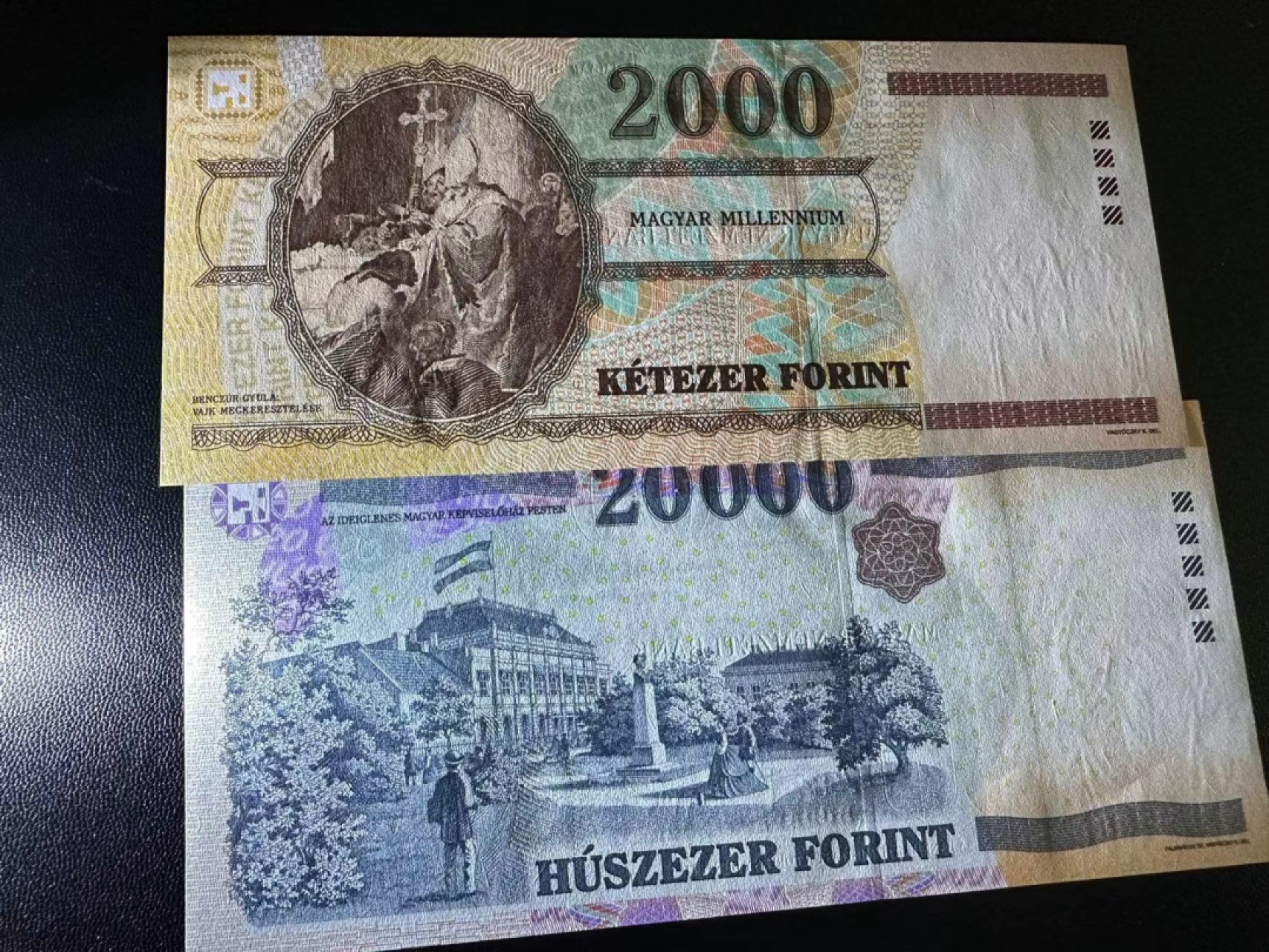 《外钞收藏家》第二百五十五期（连拍第三场） 匈牙利2000、2万两张一起 全新UNC