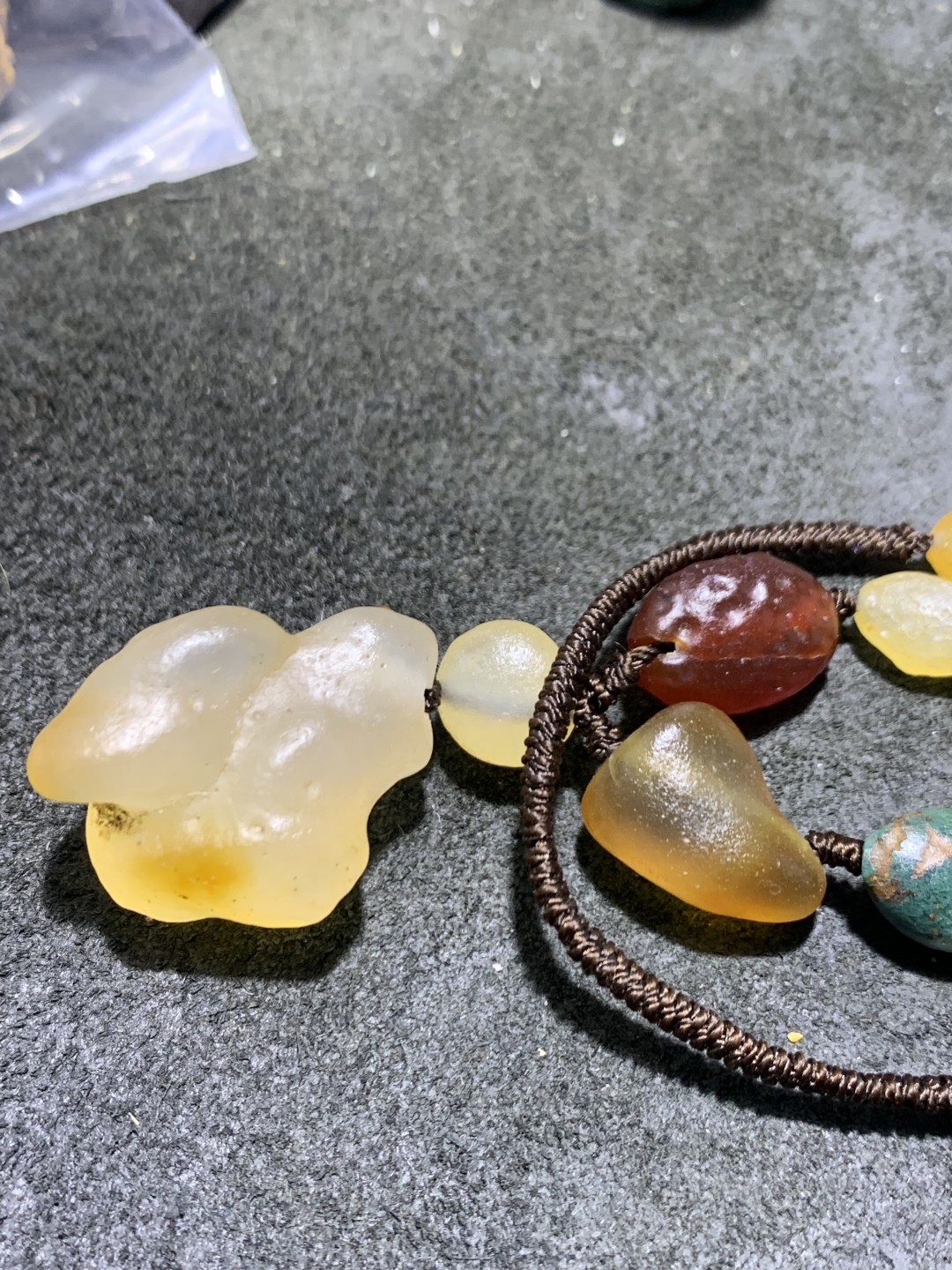 精美天然阿拉善彩珠玛瑙项链一条，