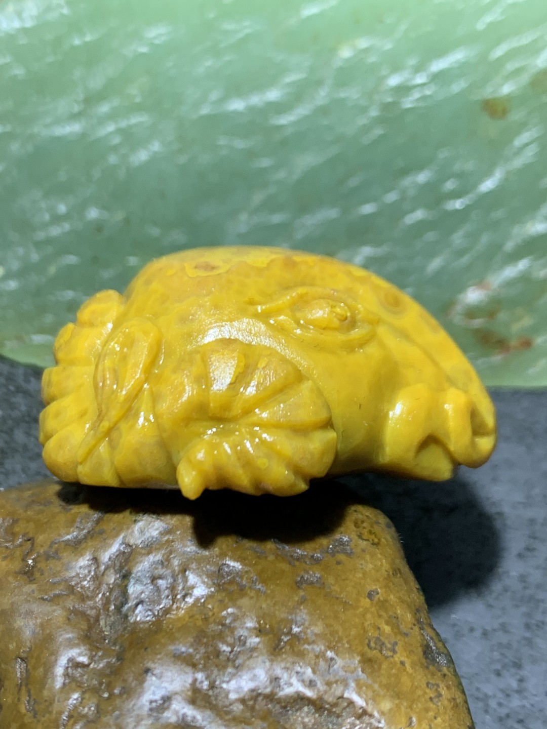 精美亚光黄料战国红玛瑙手工雕刻羊头吊坠一个，