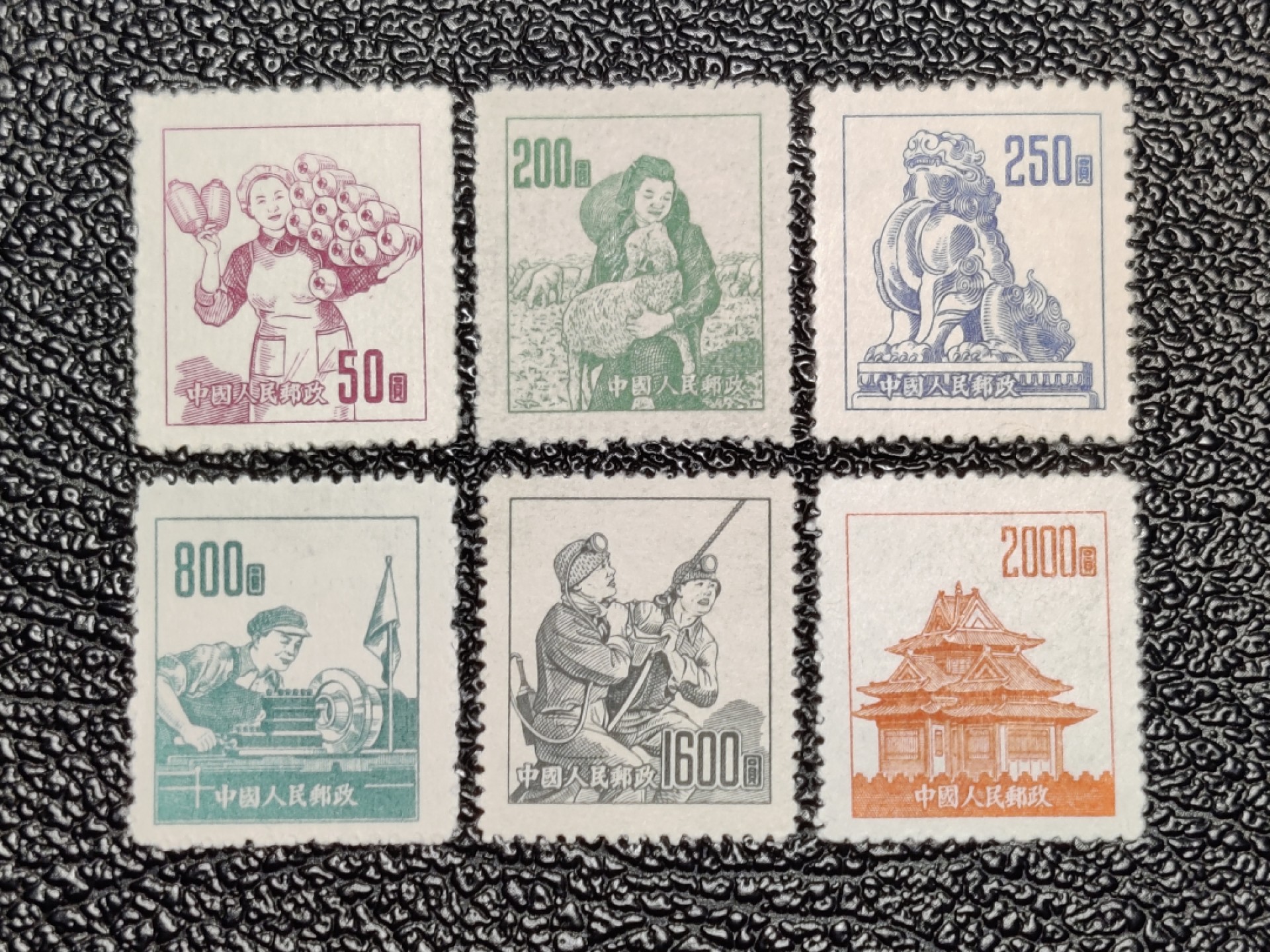 洪涛臻品批发群  精选邮票限时拍卖第二百一十二期 普6不同图案 面艳背白票挺！带出厂原始光泽！ 完美过灯 OP全品！【图3他群刚150元成交!尾图老赵刚165元成交!信息都跟透明,不是80年代信息不对等捡当下大漏的时候了!现在捡漏靠眼光,捡未来的漏,而非当下的漏!】