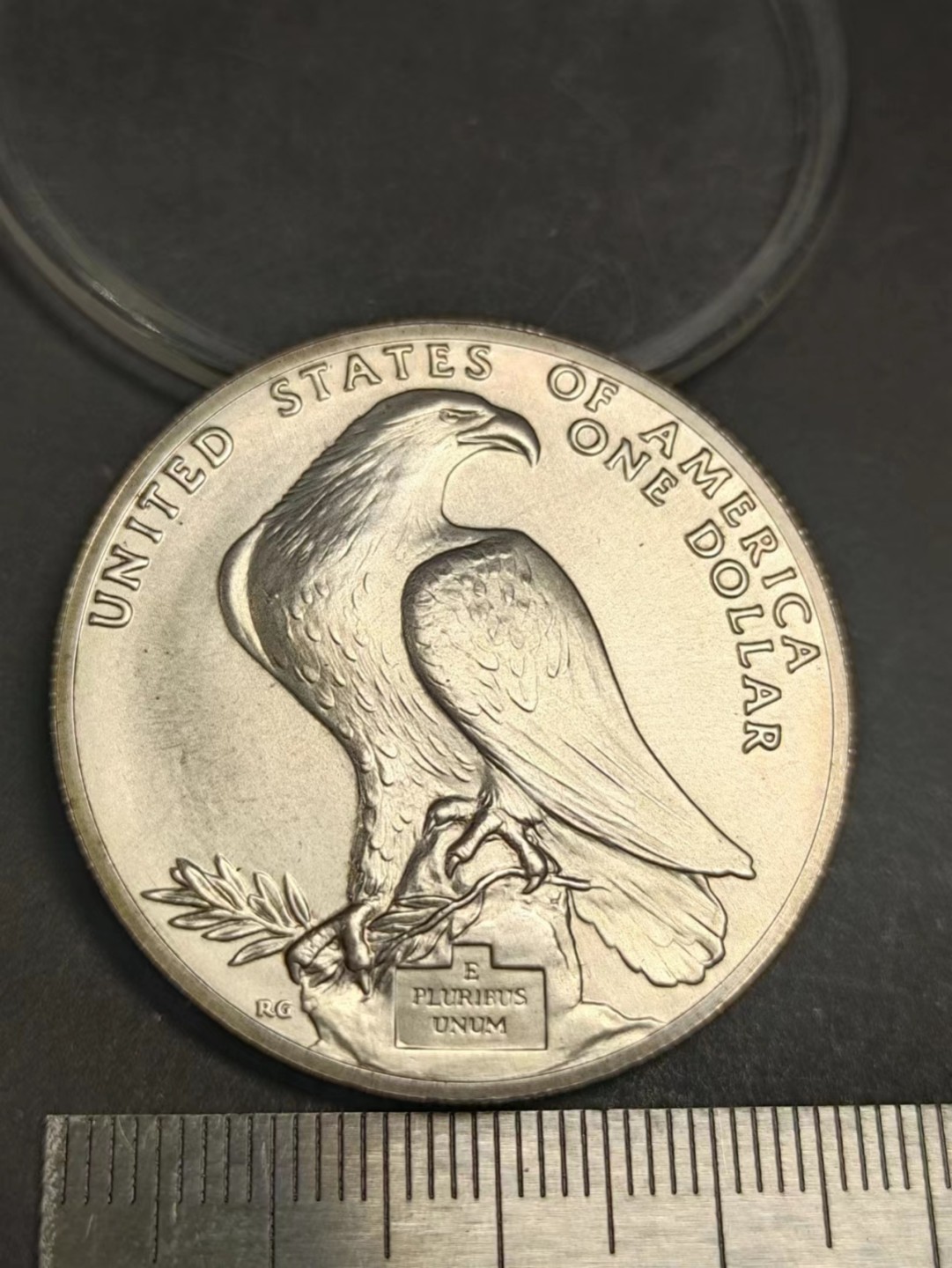 【8个洞收藏】第5场★0押0起一件包邮★银币专场（持续更新····） 7天连拍 作品作者 鹰酱的世界怎能有故乡，只有他乡和远方！ID说明：美国，1984年 1美元银币，26.5克，背铭 上帝与我们同在，状态满分，细节99分，还有一分 上帝怕鹰酱太自满。