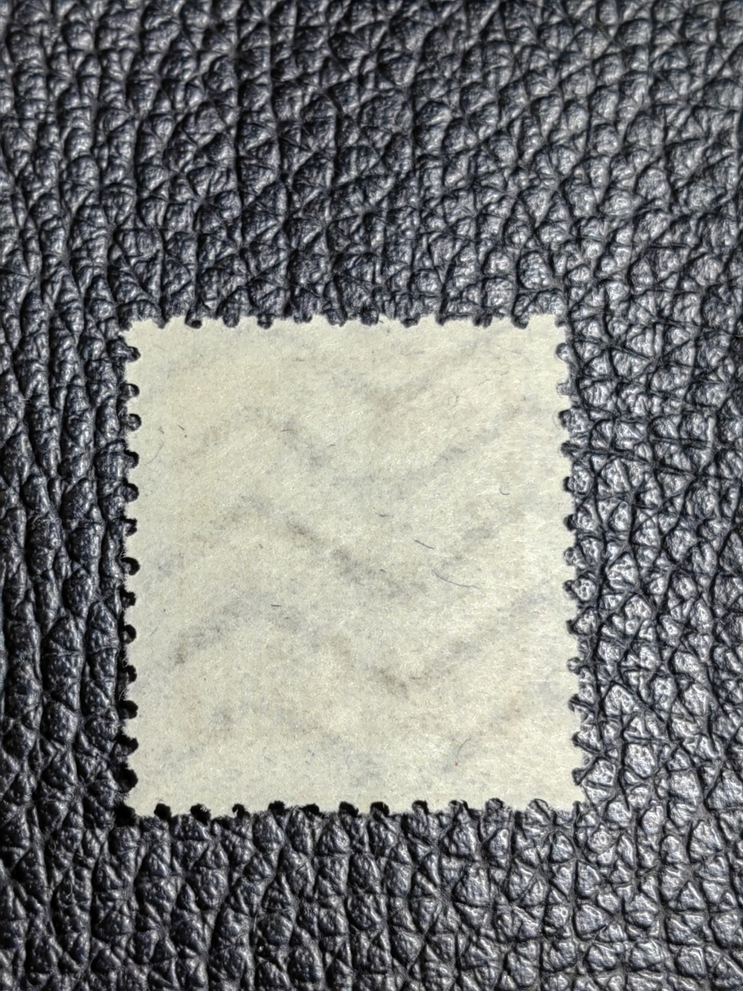 洪涛臻品批发群  精选邮票限时拍卖第二百一十二期 普1东北贴用  面值2500元一枚，全品可评级，1950年新中国成立发行的第一组普票，年代久远，具有较高的收藏意义，全品可评级，喜欢不要错过