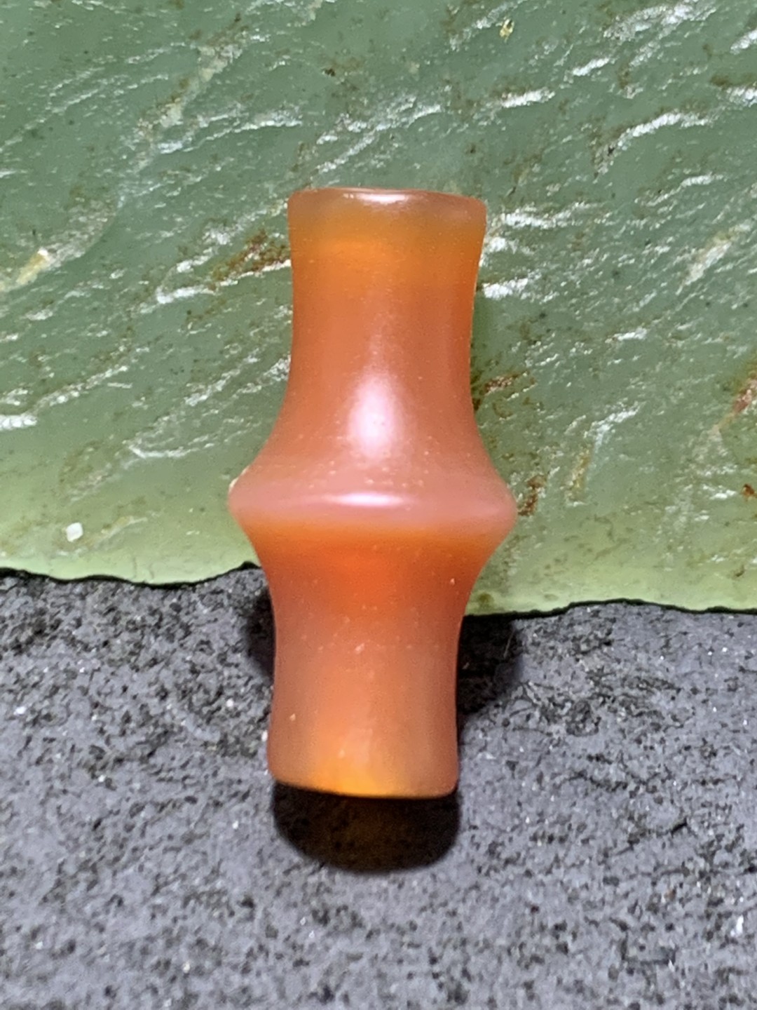 酒红色玛瑙竹节随形桶珠一颗