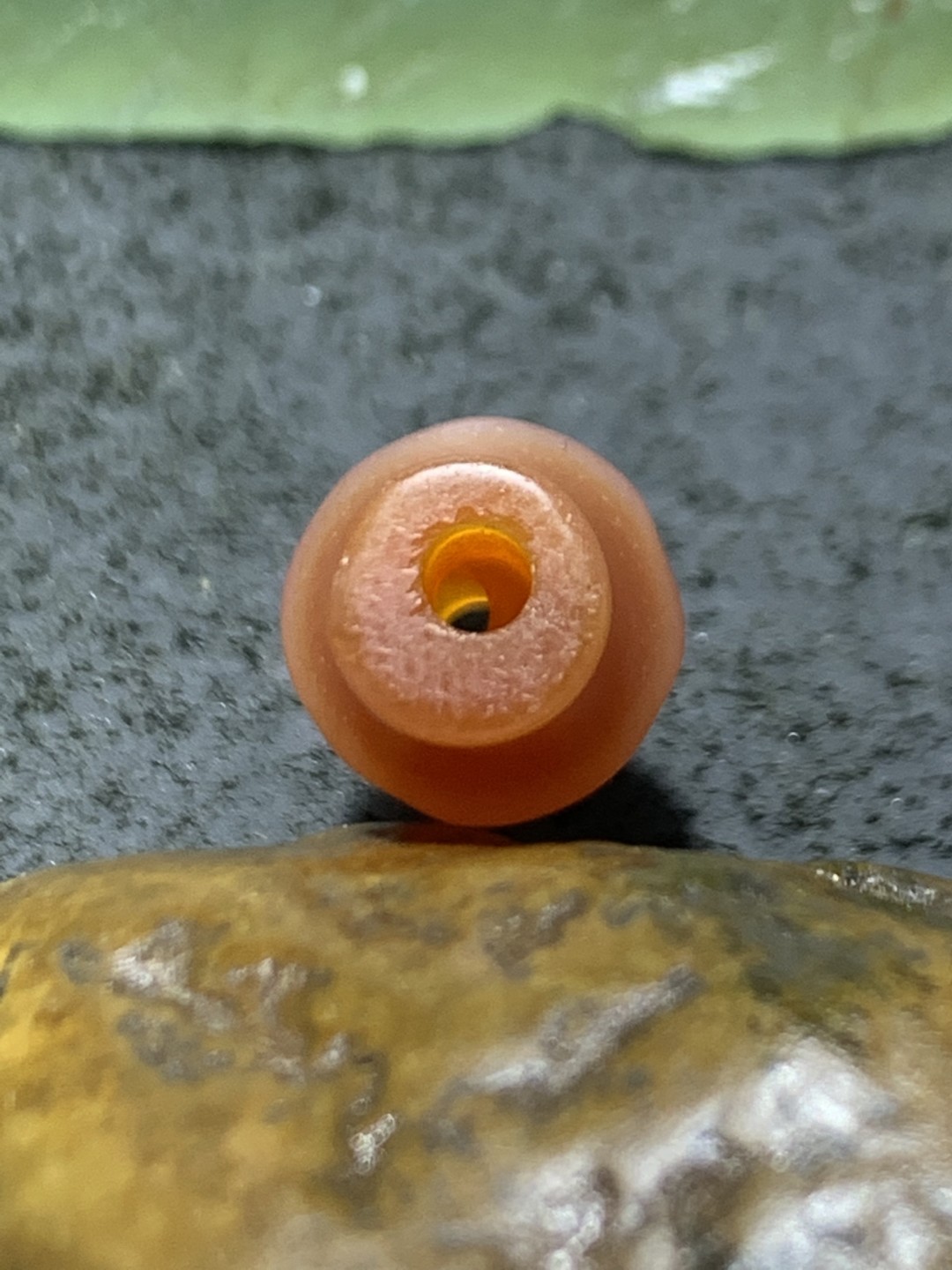 酒红色玛瑙竹节随形桶珠一颗
