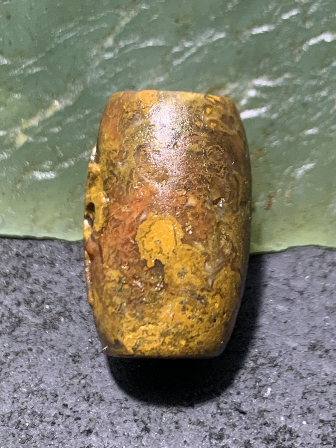精美亚光草花纹原皮战国红玛瑙手工雕刻佛字桶珠一个，