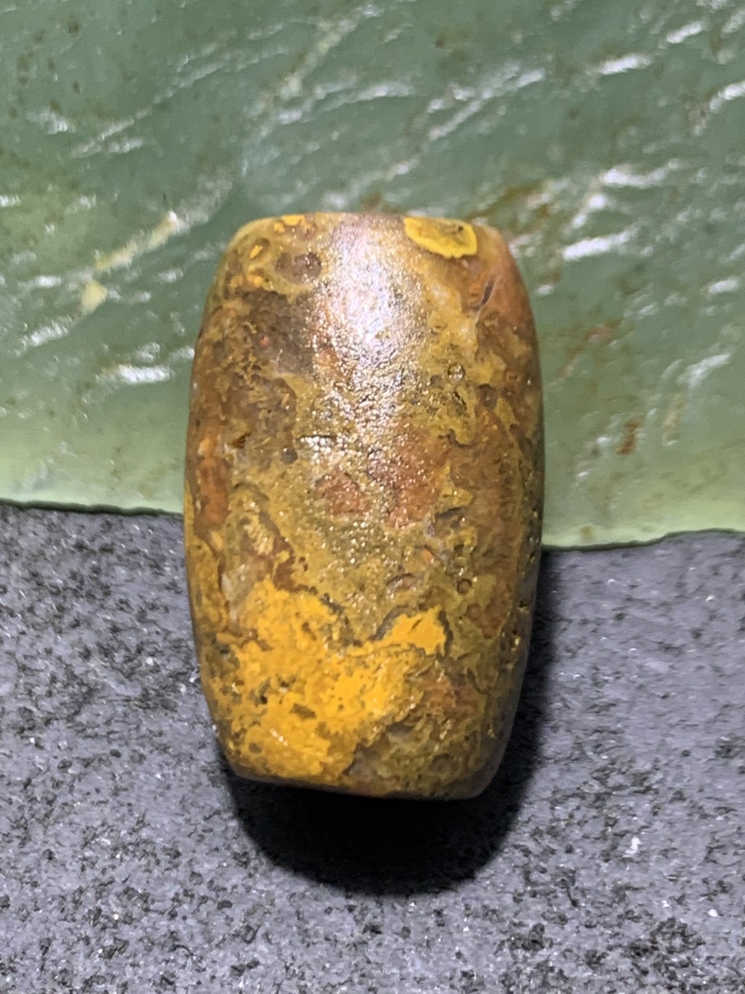 精美亚光草花纹原皮战国红玛瑙手工雕刻佛字桶珠一个，