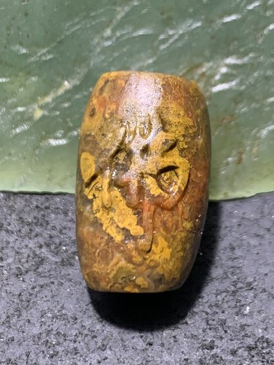 精美亚光草花纹原皮战国红玛瑙手工雕刻佛字桶珠一个， - 精美亚光草花纹原皮战国红玛瑙手工雕刻佛字桶珠一个，