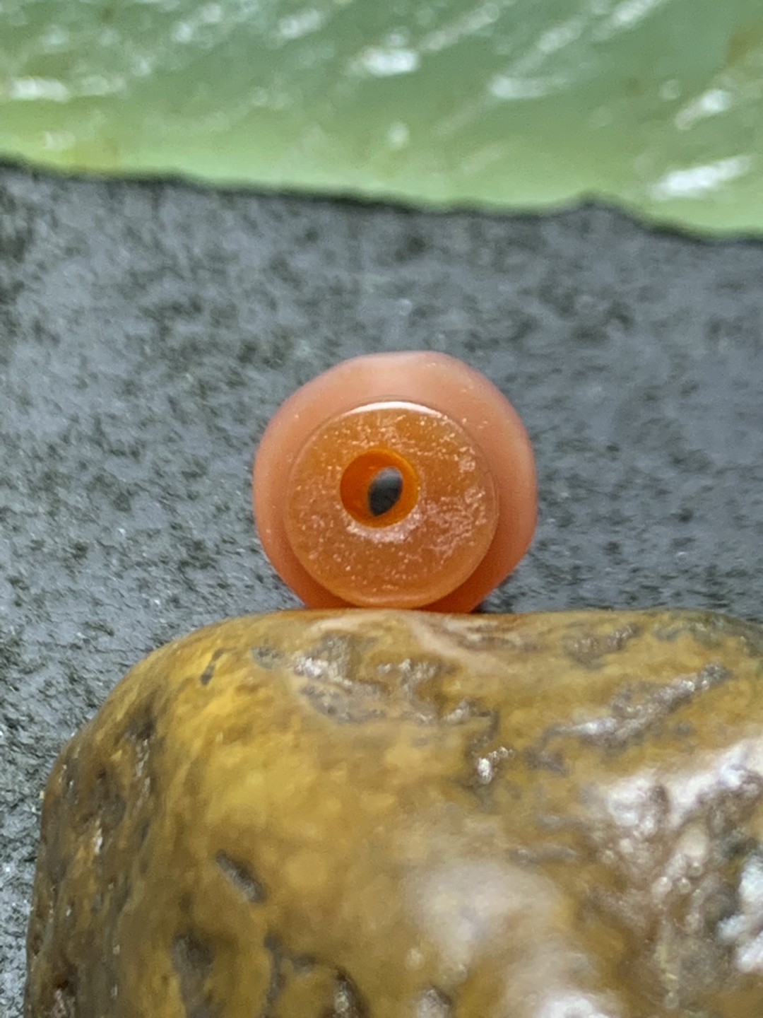 酒红色玛瑙竹节随形桶珠一颗