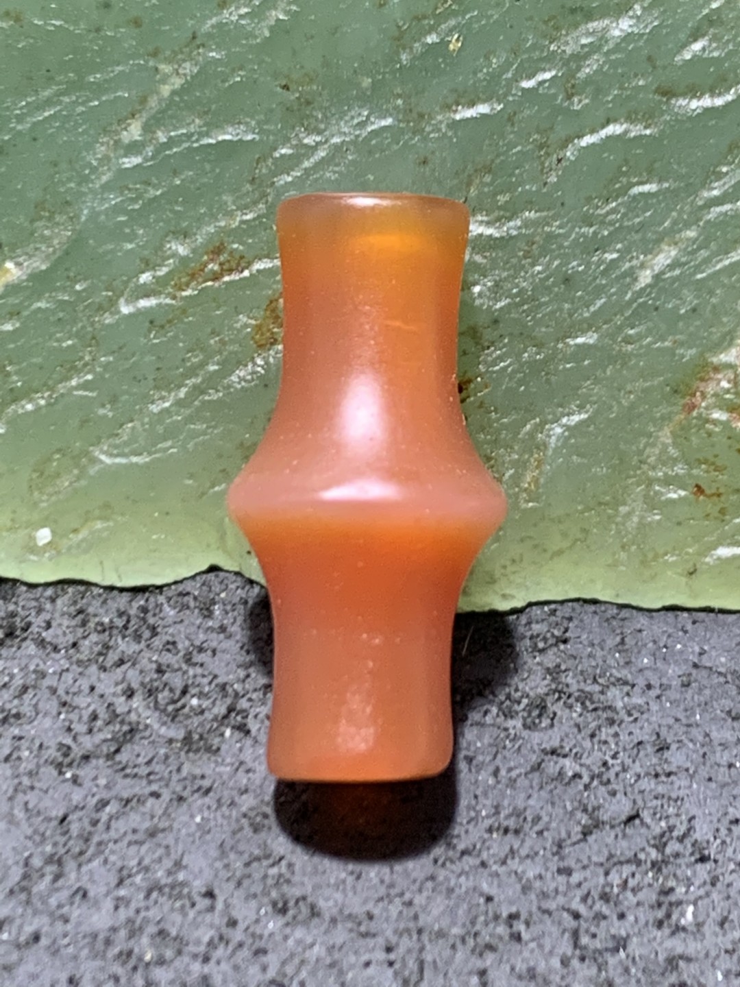 酒红色玛瑙竹节随形桶珠一颗