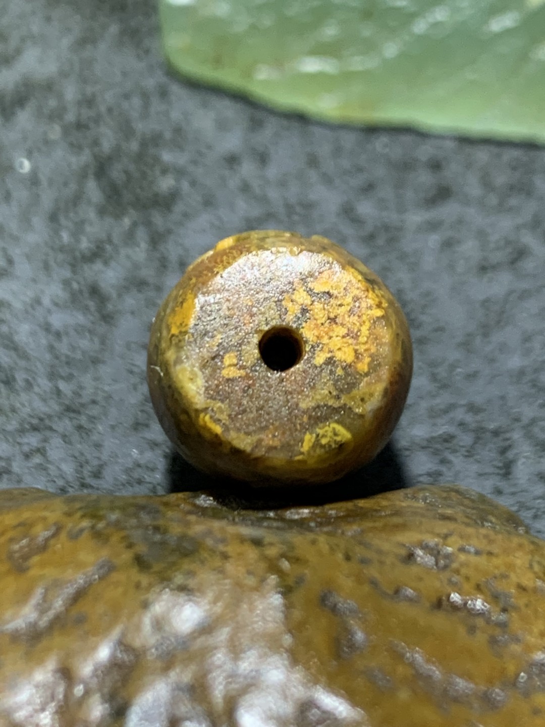 精美亚光草花纹原皮战国红玛瑙手工雕刻佛字桶珠一个，
