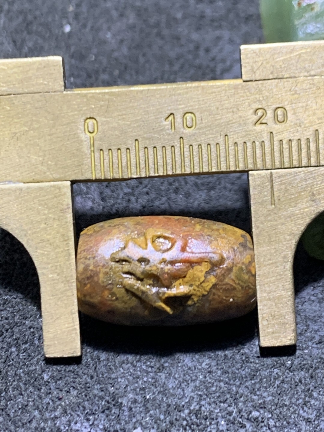 精美亚光草花纹原皮战国红玛瑙手工雕刻佛字桶珠一个，