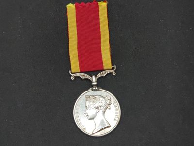 鸣琅阁徽章与古玩（第一期） - 第二次鸦片战争奖章（罕见带官刻边铭）授予二等兵麦卡锡档案翻译见拍品说明