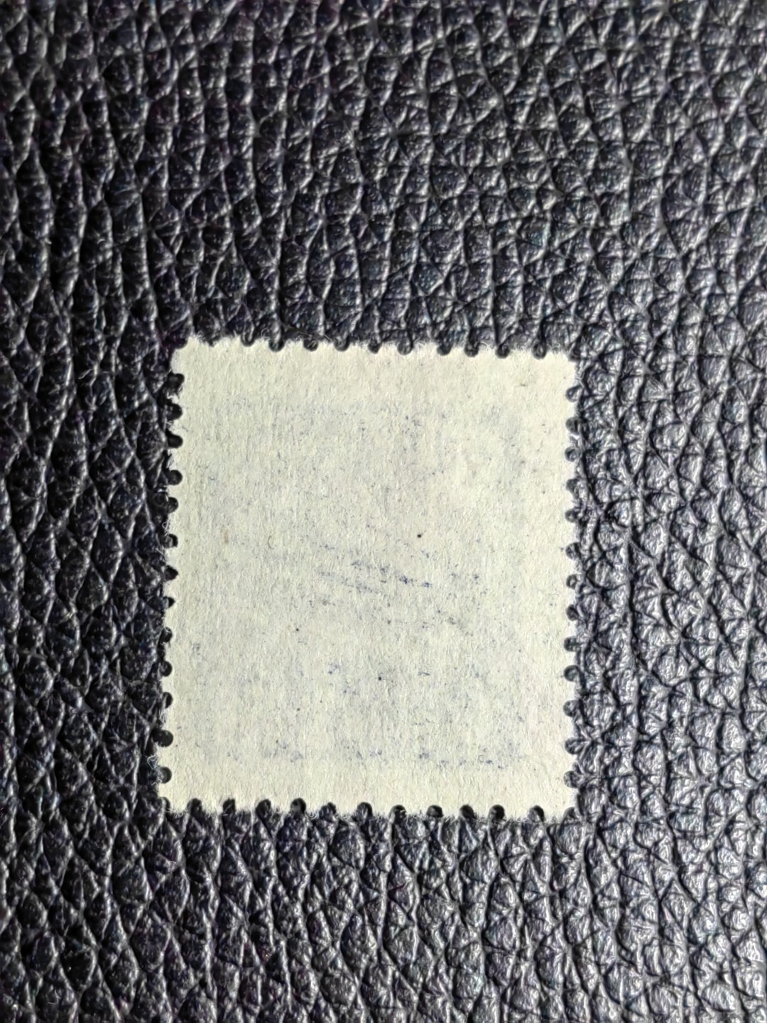 洪涛臻品批发群  精选邮票限时拍卖第二百一十三期 普1东北贴用  面值35000元一枚，全品可评级，1950年新中国成立发行的第一组普票，年代久远，具有较高的收藏意义，全品可评级，喜欢不要错过