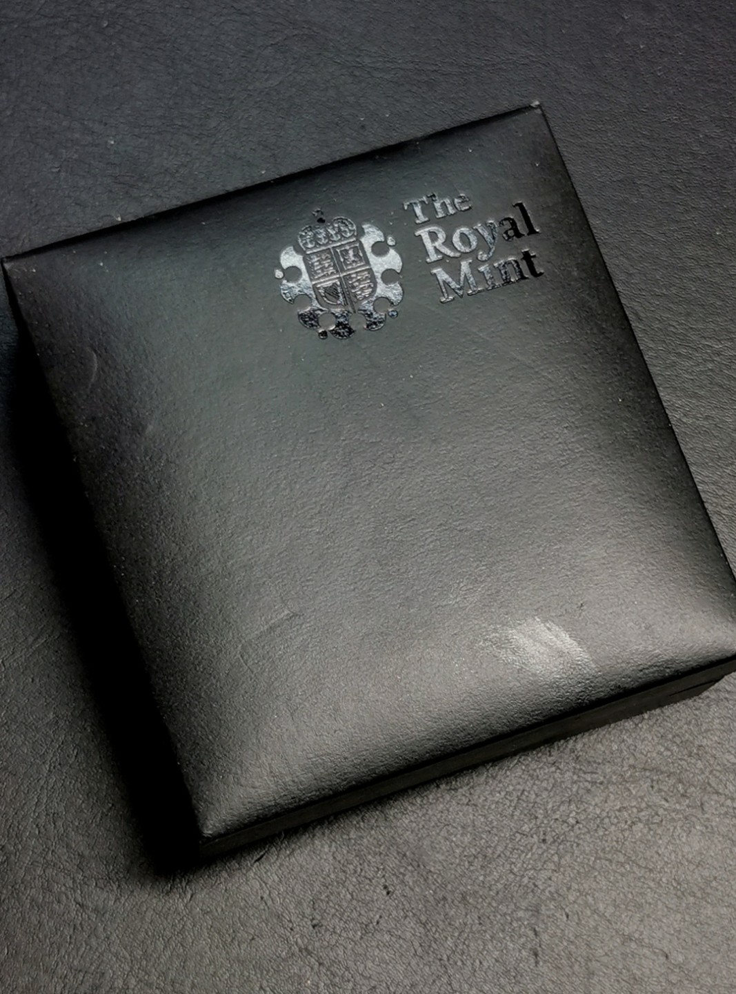 凡希社世界钱币微拍第二百三十三期 2015英国马剑屠龙5镑精铸大银原盒！