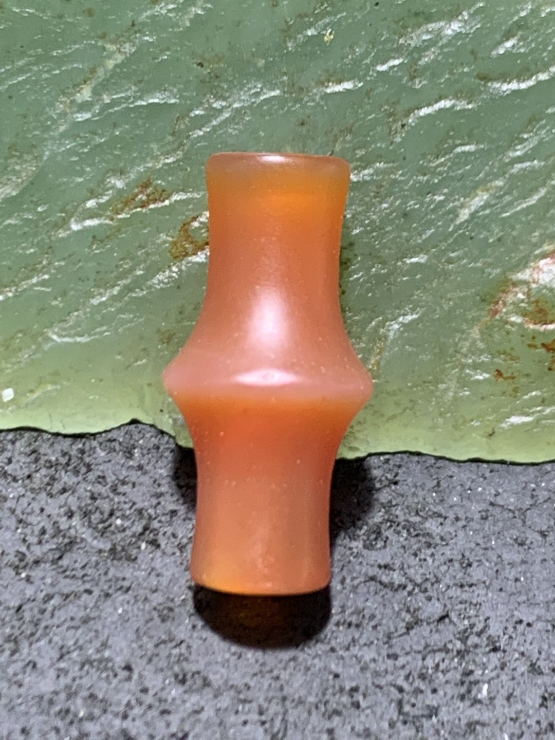 酒红色玛瑙竹节随形桶珠一颗