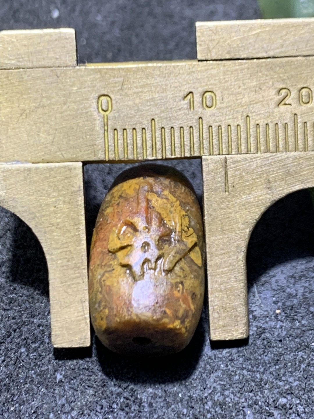 精美亚光草花纹原皮战国红玛瑙手工雕刻佛字桶珠一个，